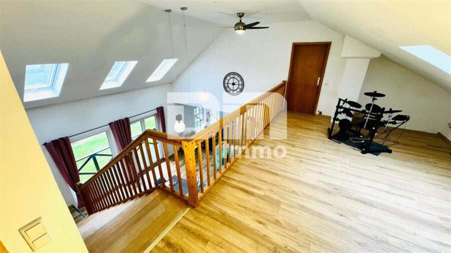 Teilsaniertes Ein - Zweifamilienhaus + Nutzflächen mit Anbau in Traumlage mit Panoramablick - WE1 OG / DG Aussicht Empore